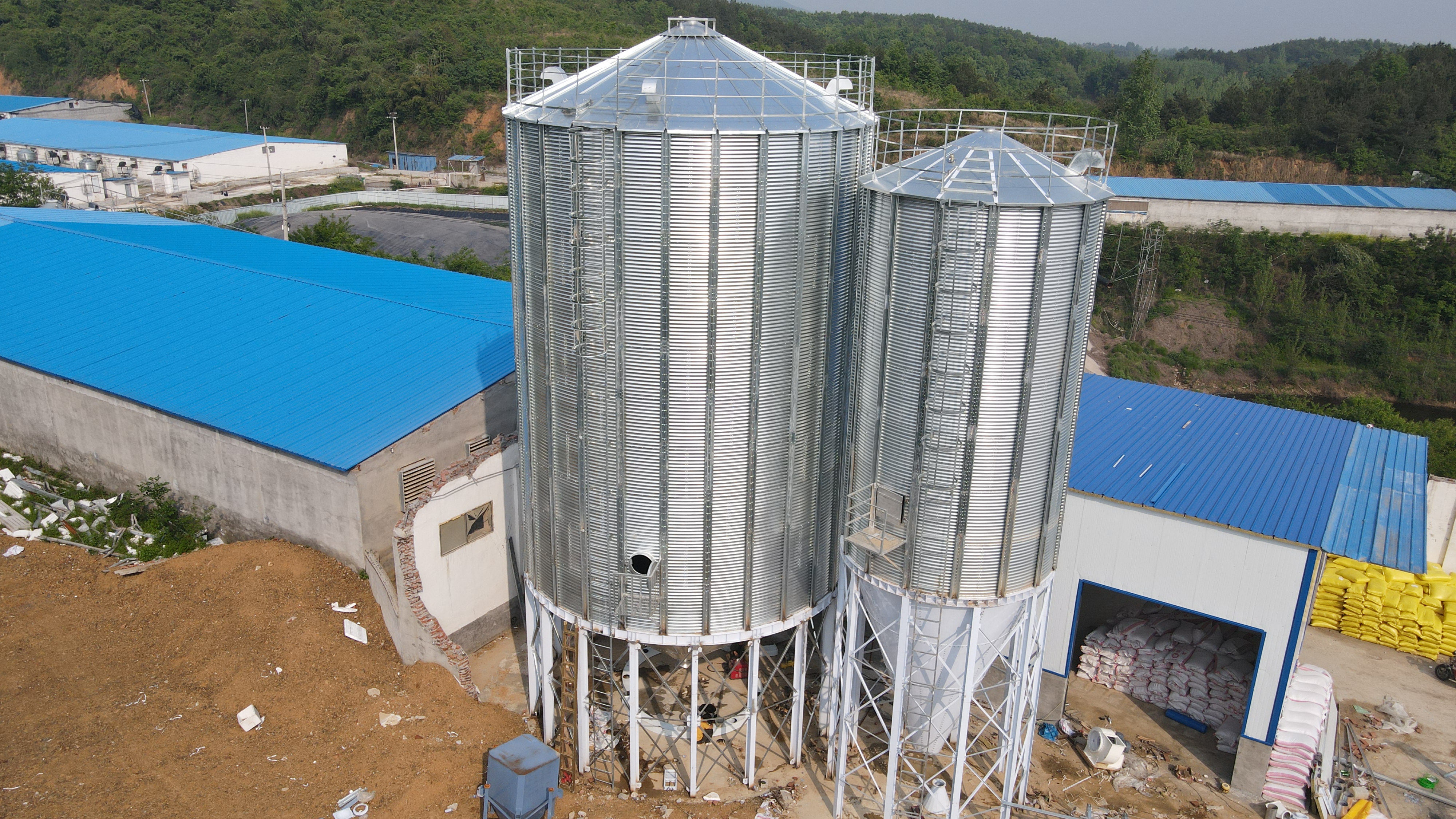 南陽桐柏緣合種豬場鋼板倉自動配料及生產設備